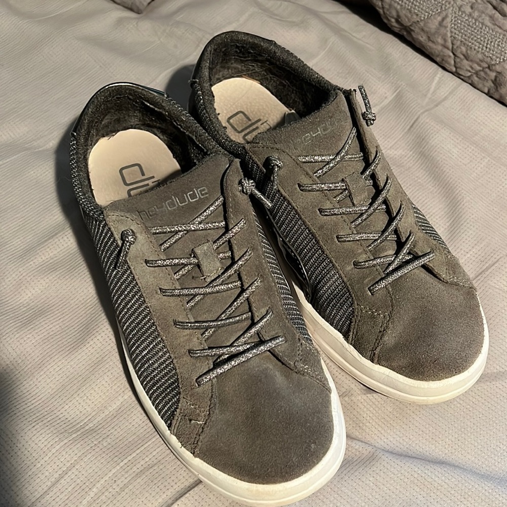 GUC womens hey dude size 8